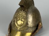 un vieux casque orné d'une décoration dorée sur le côté