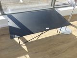 une table noire avec un plateau noir devant une fenêtre