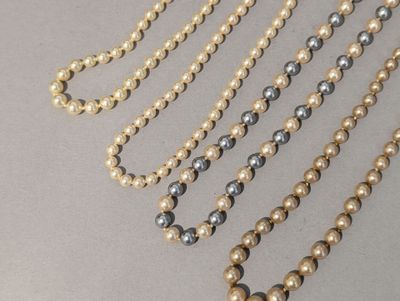 beaucoup de perles posées sur une table