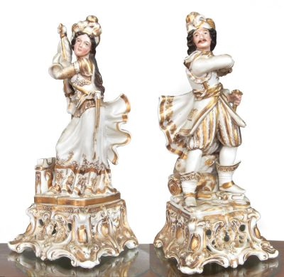 Paire de flacons représentant des personnages (grecs ?) en p…