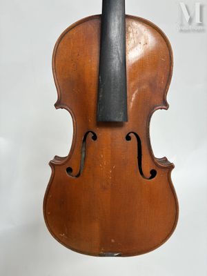 gros plan d'un violon avec un archet sur fond blanc