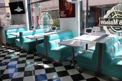 des tables et des chaises dans un restaurant au sol à carreaux