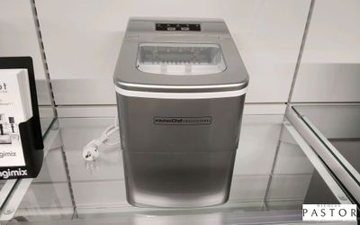 une photo d'une vitrine en verre contenant une machine à glaçons argentée
