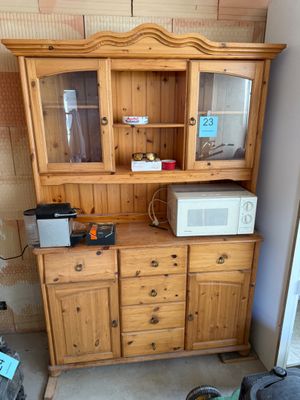 une armoire en bois sur laquelle est posé un micro-ondes