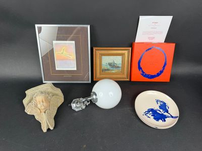 une photo montrant un ensemble d'objets posés sur une table