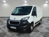 la camionnette blanche est garée sur le sol en damier d'une pièce