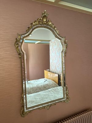 un miroir accroché au mur au-dessus d'un lit
