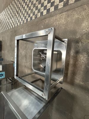 des fours en acier inoxydable dans une cuisine professionnelle aux murs à carreaux