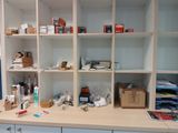 une étagère contenant de nombreux objets dans une pièce