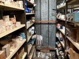 une pièce remplie de nombreux cartons et de boîtes sur les étagères