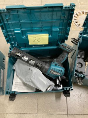 une boîte à outils bleue avec des outils sur le sol