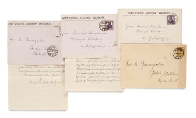 Plusieurs vieilles lettres et enveloppes sont empilées les unes sur les autres
