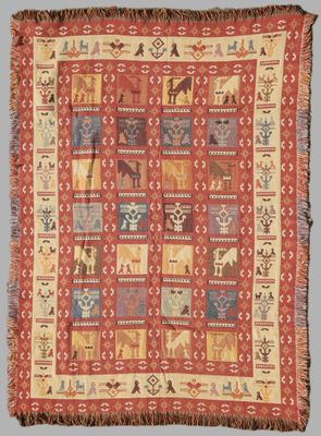 un tapis rouge et jaune orné d'un motif représentant des animaux