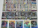 beaucoup de cartes pokemon différentes sur la table