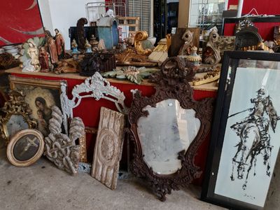 une table sur laquelle se trouvent de nombreux objets
