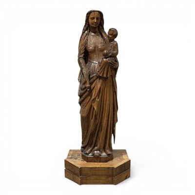 une statue en bronze d'une femme tenant un enfant dans ses bras