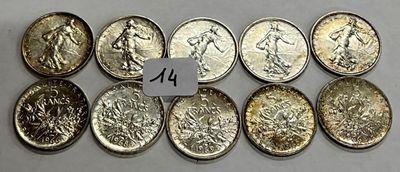 gros plan d'un paquet de pièces de monnaie posé sur une table