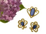 une borne d'incendie violette, deux broches dorées et une fleur violette