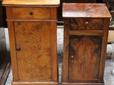 deux tables en bois avec tiroirs dans une pièce