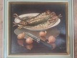 un tableau représentant une assiette de poisson et d'oignons posée sur une table
