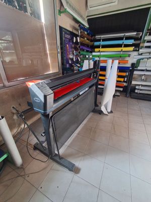 une grande machine placée au milieu d'une pièce