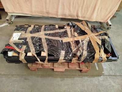 un gros bagage posé sur une palette dans un entrepôt