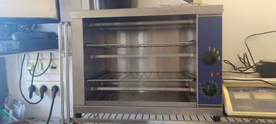 une image d'un four commercial dans une cuisine