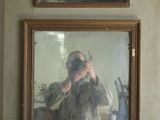 un homme se prenant en photo dans un miroir