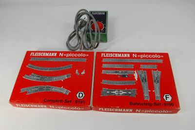 deux circuits de train en boîte, avec des fils qui y sont fixés