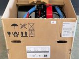 une boîte en carton contenant tout un tas d'appareils électriques