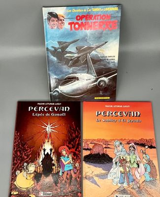 trois livres posés sur une table, avec une photo d'avion en arrière-plan