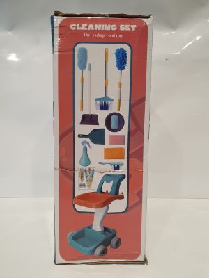 une boîte contenant un ensemble d'ustensiles de nettoyage