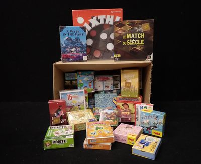 plein de jeux dans une boîte posée sur une table
