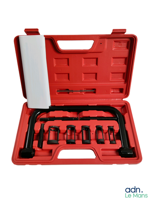 une mallette rouge contenant des outils, sur fond blanc