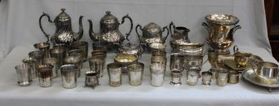 une table sur laquelle se trouvent de nombreux objets en argent