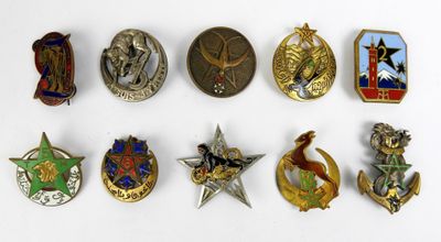 un grand nombre de badges sur une surface blanche