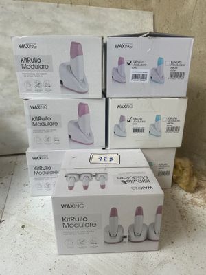 plusieurs mixeurs plongeants électriques blancs et roses empilés les uns sur les autres