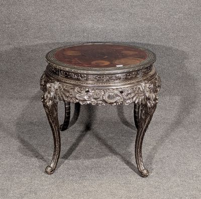 une table ancienne avec un plateau en marbre sur fond gris