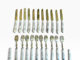un grand nombre d'outils posés sur une table