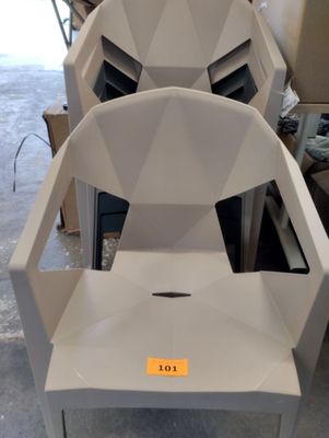 un grand nombre de chaises dans une pièce