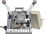un vieux projecteur de cinéma posé sur une table