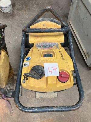 une tondeuse à gazon jaune posée par terre