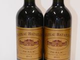 deux bouteilles de vin rouge posées l'une à côté de l'autre sur une table