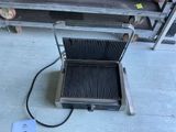un barbecue posé par terre dans un magasin