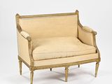 fauteuil rembourré beige avec des finitions dorées et des pieds en bois