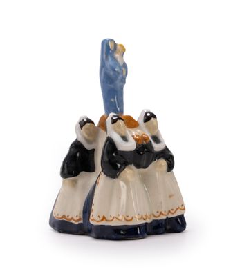 une figurine représentant une femme et un homme posée sur un gâteau