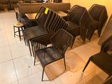de nombreuses chaises et tables dans un restaurant, attendant les clients