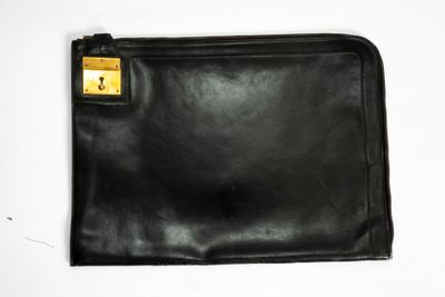 HERMES Porte documents en cuir box noir et bijouterie en mét… - Photo 1