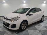 la voiture blanche est garée sur un sol en damier dans le garage