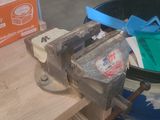 une table sur laquelle sont posés un seau et une boîte
